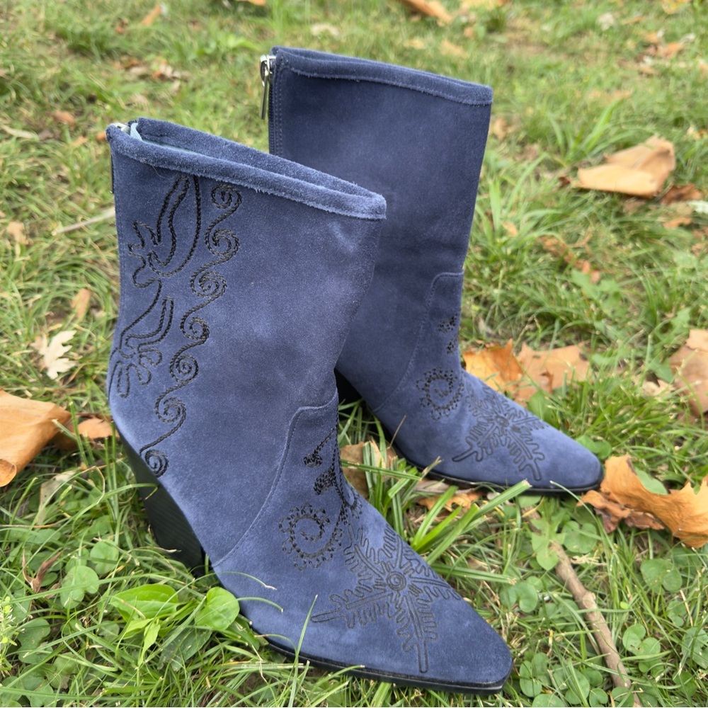 Rebel Avery Egyptian Navy Blue Suede Embroidered Western Snip Toe Ankle Boots 7W